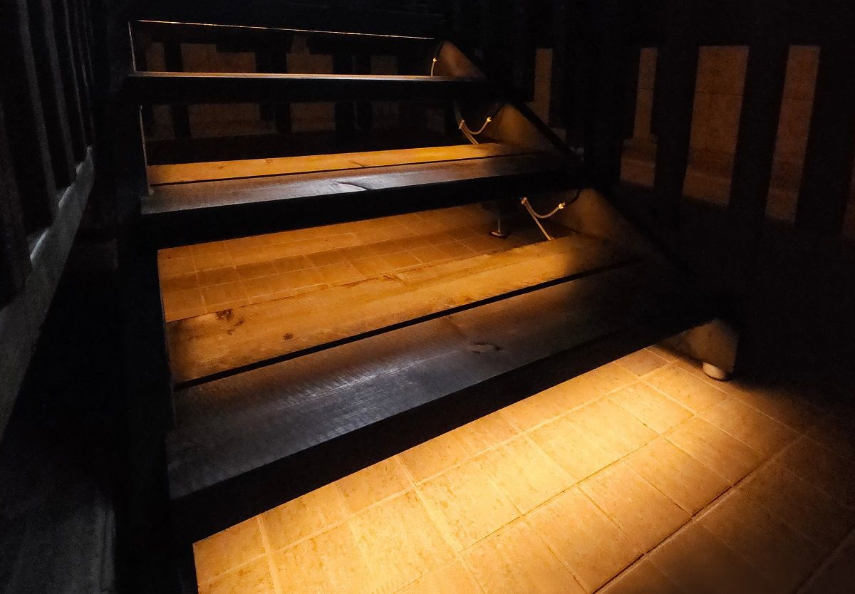 In fondo alle scale c'è una striscia luminosa a LED che facilita la camminata. foto, The Punchers